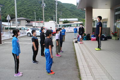 宿泊研修出発式